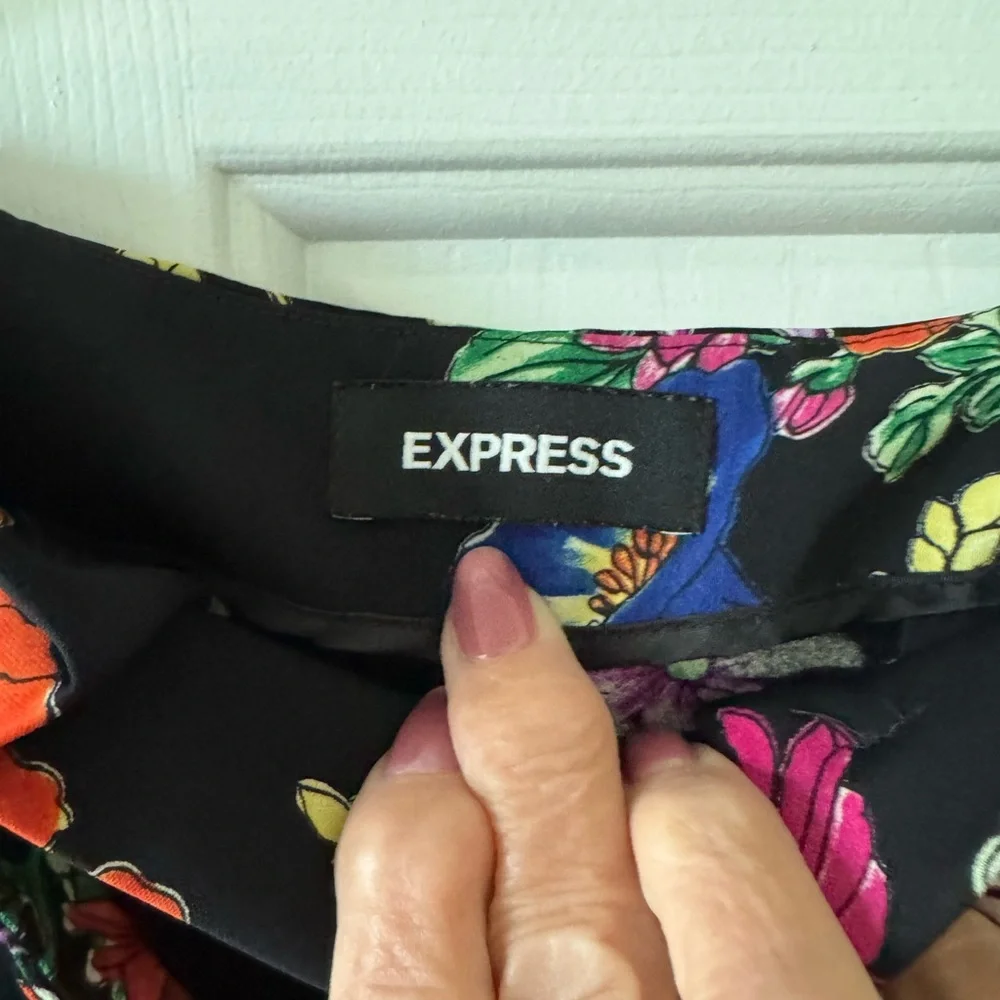 Express Baggy shorts, multi floral, 4, high paperback waist, side zip NWOT - Picture 7 of 9